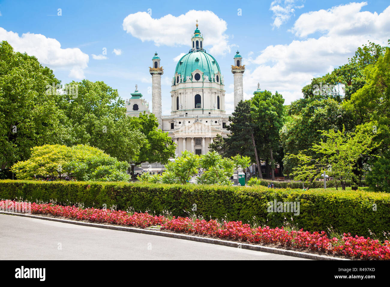 Schönen Blick auf die berühmten Saint Charles's Kirche (Wiener Karlskirche) am Karlsplatz in Wien, Österreich Stockfoto