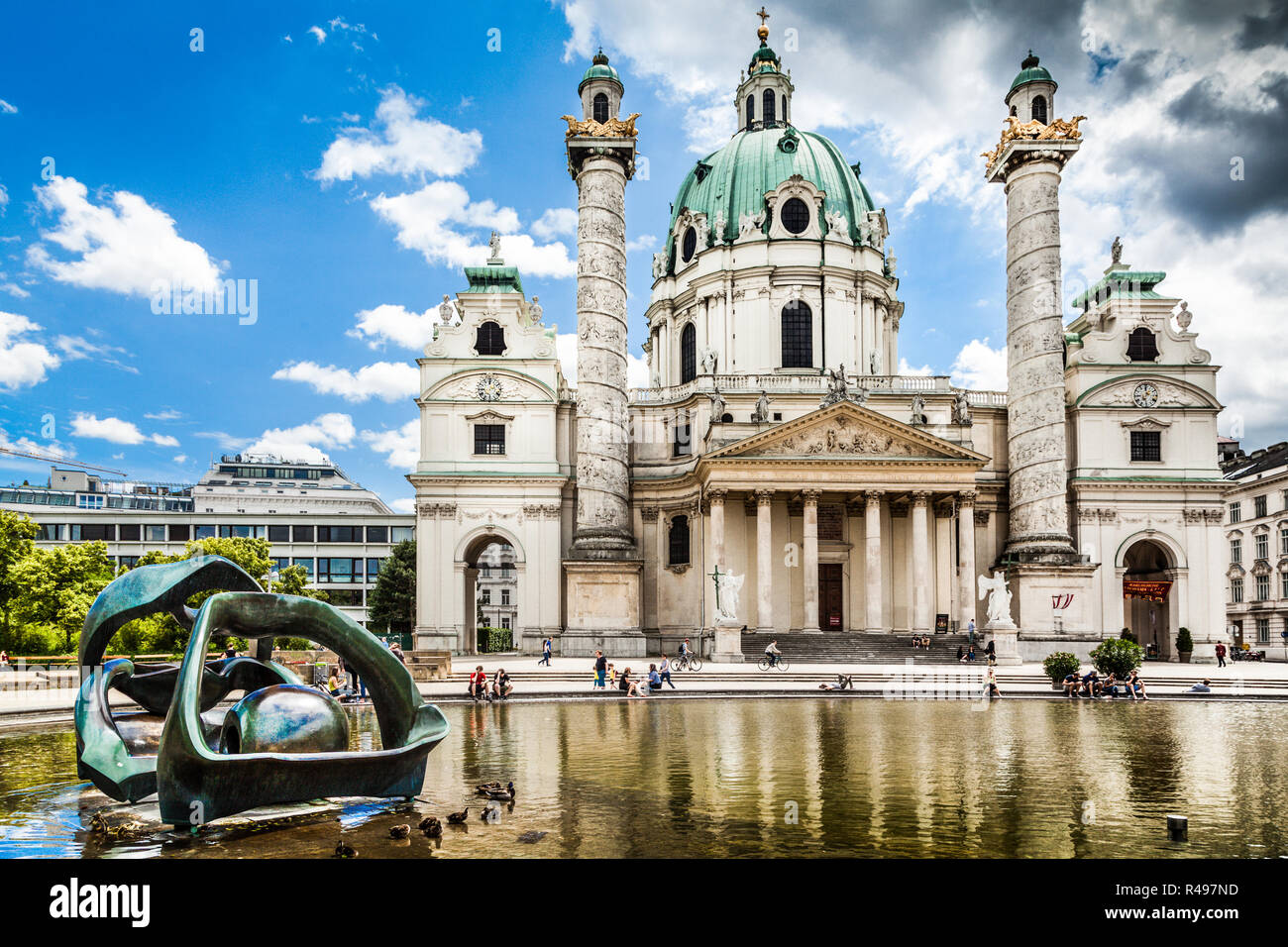 Schönen Blick auf die berühmten Saint Charles's Kirche (Wiener Karlskirche) am Karlsplatz in Wien, Österreich Stockfoto