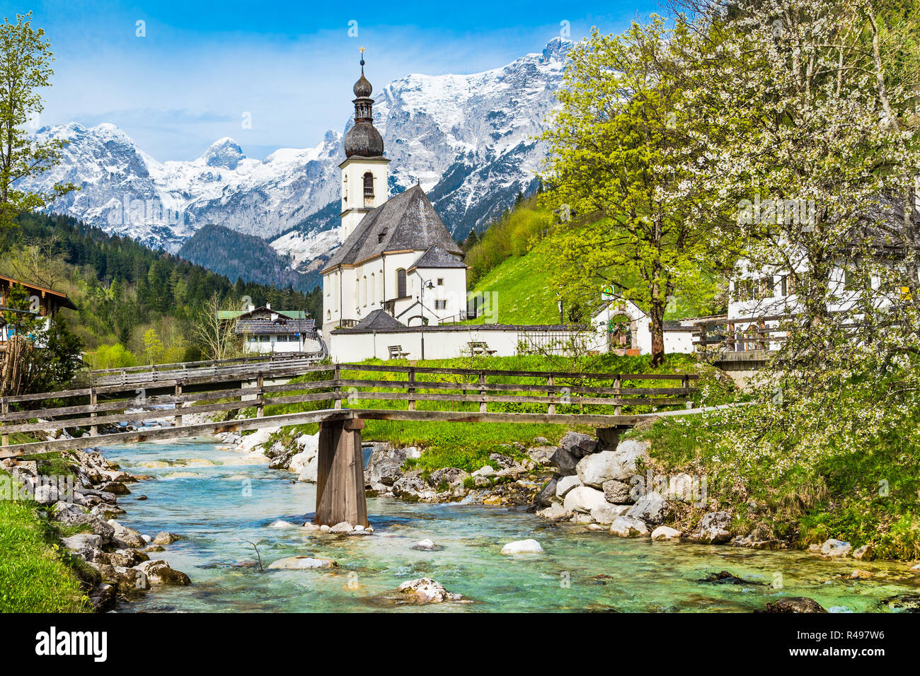 Malerische Berglandschaft in den Bayerischen Alpen mit berühmten Pfarrkirche St. Sebastian in der Gemeinde Ramsau, Nationalpark Berchtesgadener Land, Stockfoto