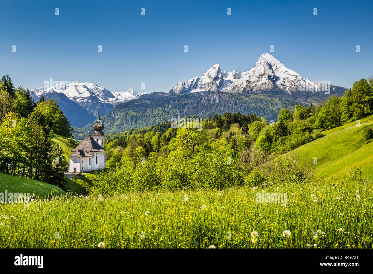Schöne Berglandschaft in den Bayerischen Alpen mit Wallfahrtskirche Maria Gern und Watzmann massif im Hintergrund, Nationalpark Berchtesgad Stockfoto