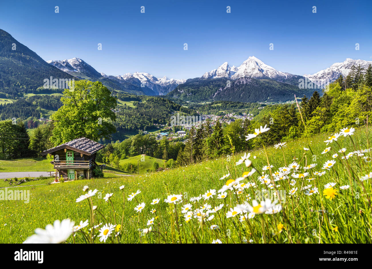 Schone Berglandschaft In Den Bayerischen Alpen Mit Dorf Von Berchtesgaden Und Watzmann Massif Im Hintergrund Bei Sonnenaufgang Nationalpark Berchte Stockfotografie Alamy