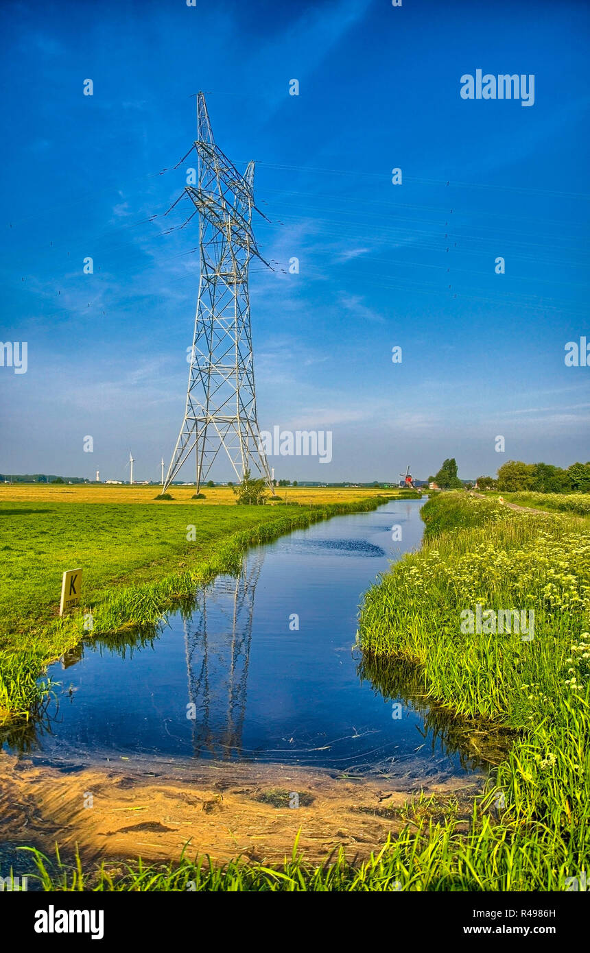 Holländische Landschaft mit Kanal und Rasen Felder Stockfoto