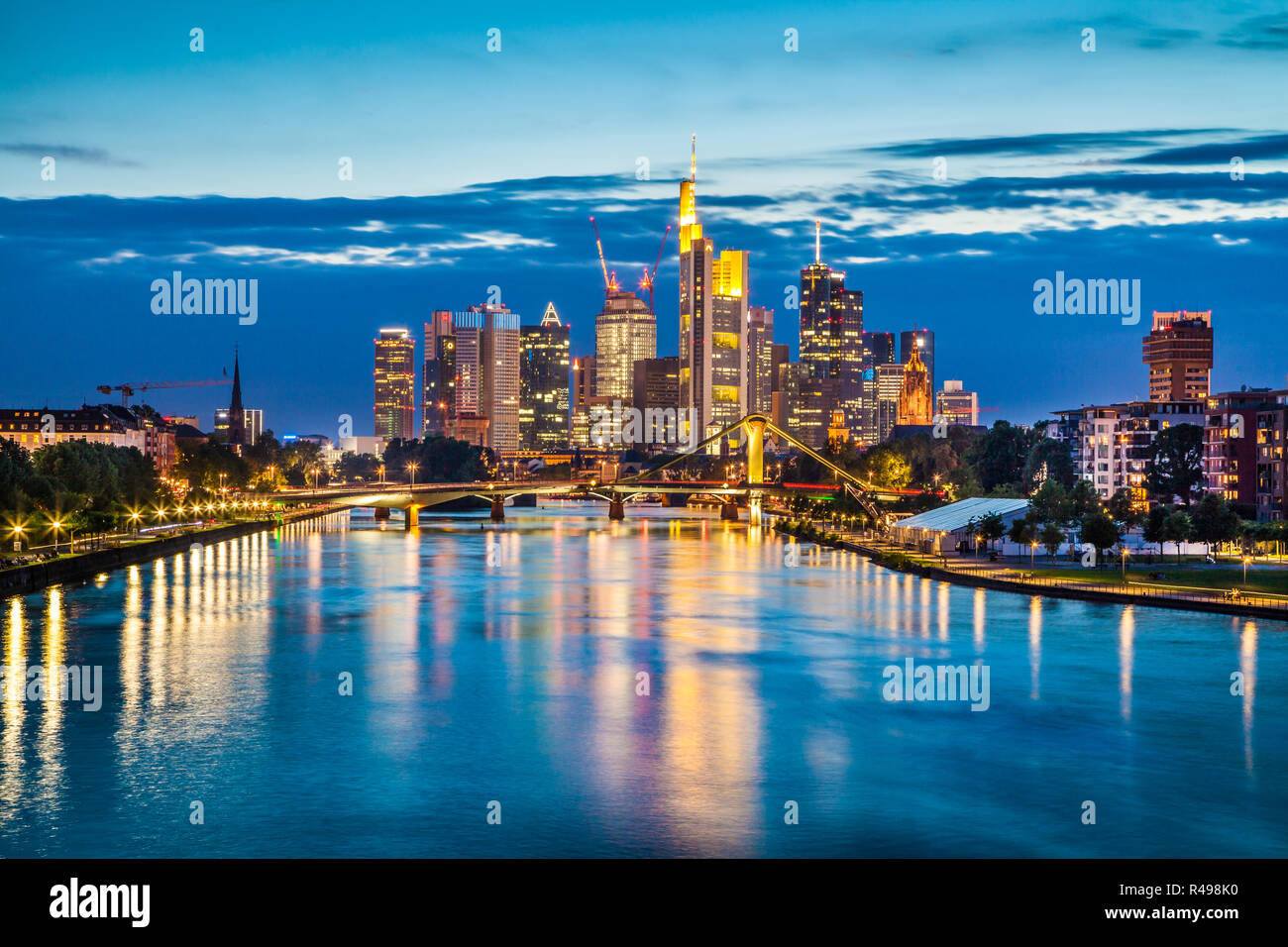 Schöne Sicht auf die Skyline von Frankfurt am Main in der Dämmerung, Deutschland Stockfoto