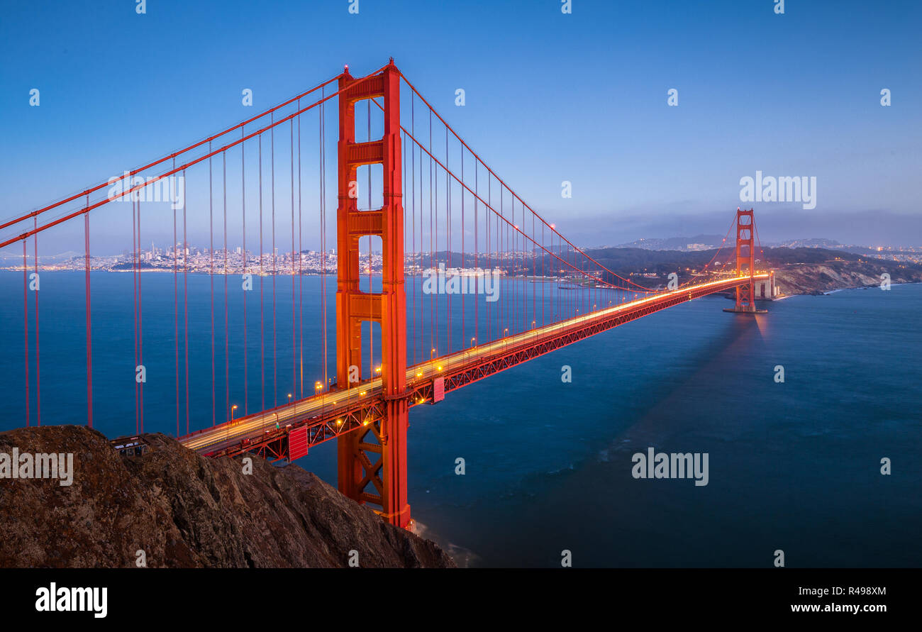 Klassische Panorama der berühmten Golden Gate Bridge gesehen aus Sicht der Batterie Spencer in schönen Beitrag Sonnenuntergang Dämmerung während der blauen Stunde in der Dämmerung in Stockfoto