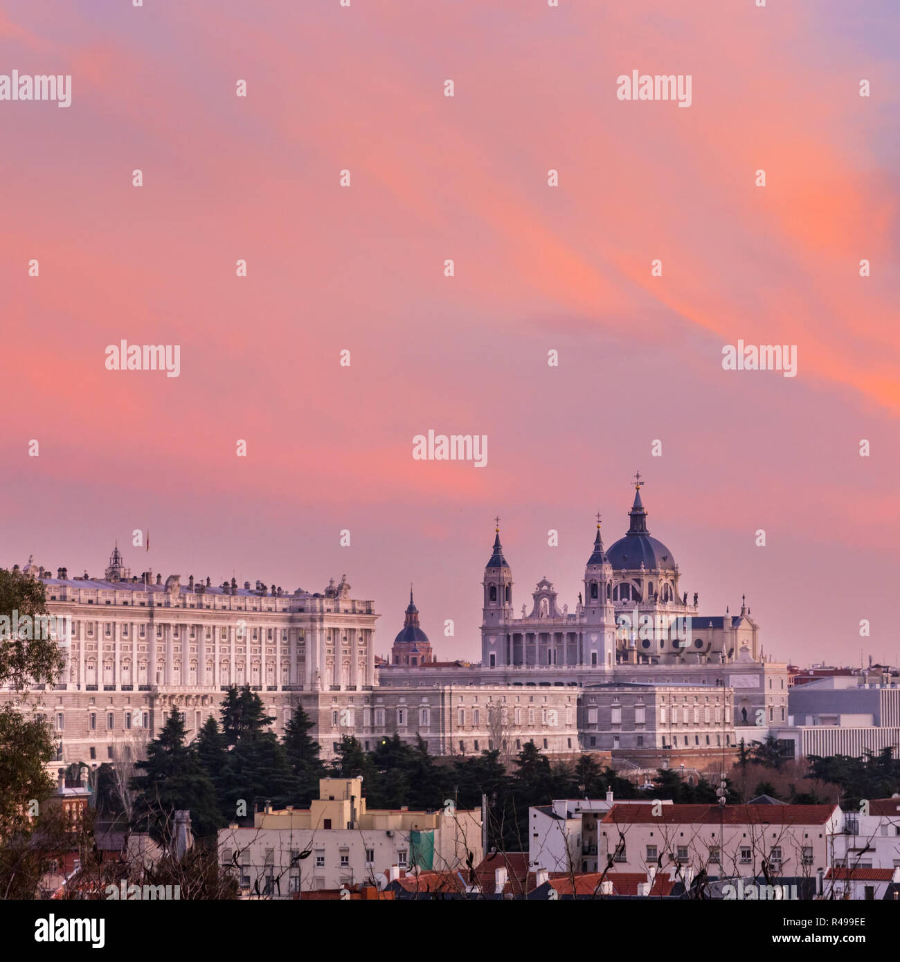 Almudena Kathedrale und Königspalast in Madrid, Spanien. Stockfoto