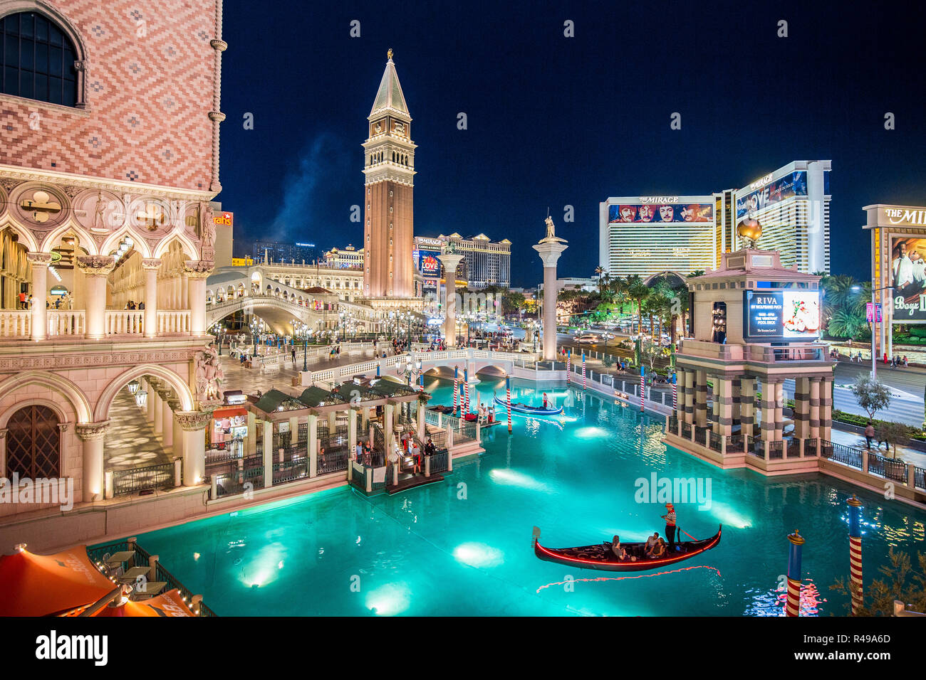 Downtown Las Vegas mit weltberühmten Strip und dem Venezianischen und Mirage Resort Hotels in der Nacht beleuchtet, Nevada, USA Stockfoto