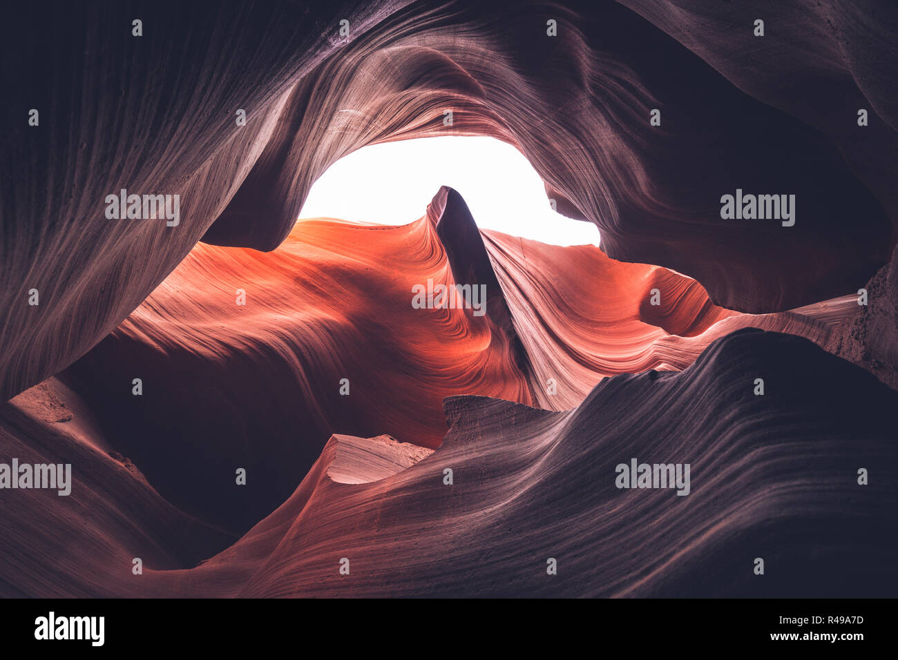 Schöne, weite Betrachtungswinkel von erstaunlichen Sandstein Felsformationen in berühmten Antelope Canyon an einem sonnigen Tag mit blauen Himmel in der Nähe der Altstadt von Seite am See Pow Stockfoto