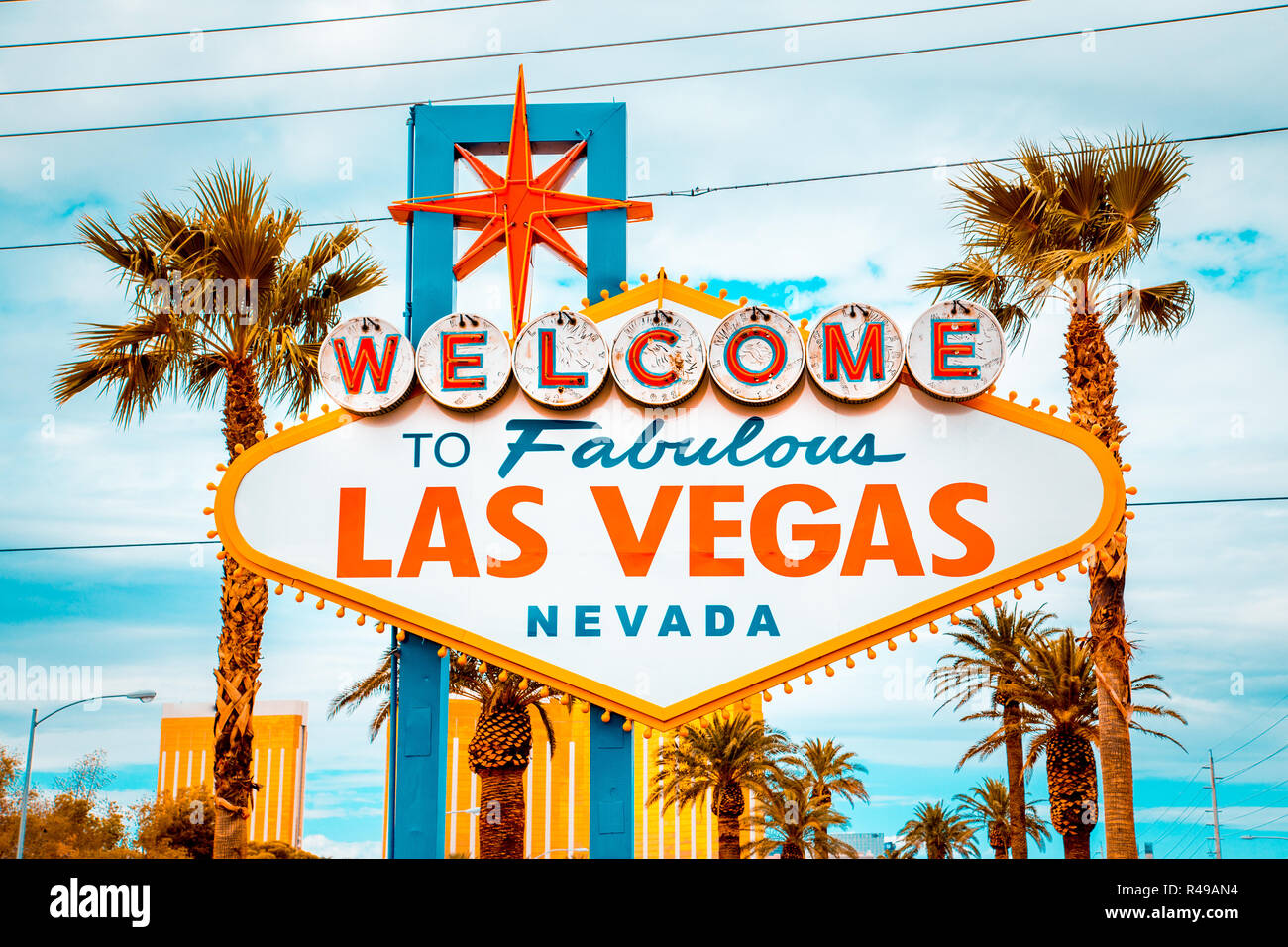 Klassische Ansicht von Welcome to Fabulous Las Vegas Schild am südlichen Ende des berühmten Las Vegas Strip Welt an einem schönen sonnigen Tag mit blauem Himmel und Wolken Stockfoto