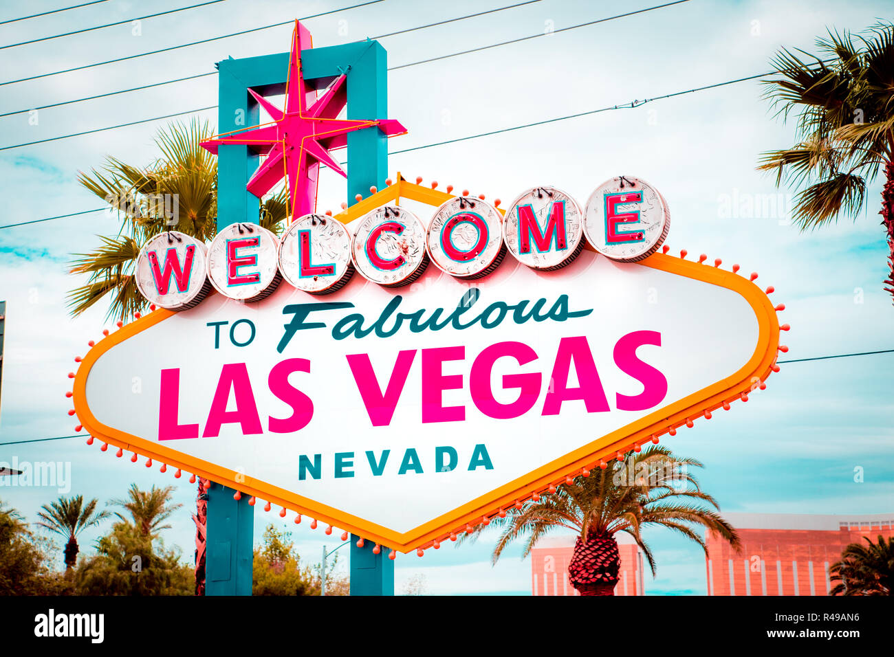 Klassische Ansicht von Welcome to Fabulous Las Vegas Schild am südlichen Ende des berühmten Las Vegas Strip Welt an einem schönen sonnigen Tag mit blauem Himmel und Wolken Stockfoto