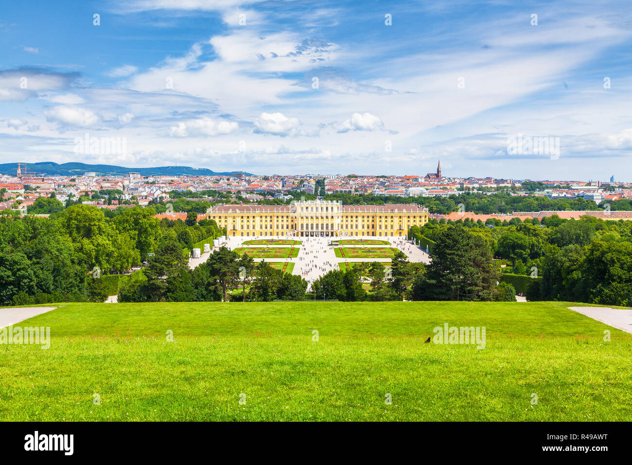 Klassische Ansicht des berühmten Schloss Schönbrunn mit malerischen großen Parterres Garten an einem schönen sonnigen Tag mit blauem Himmel und Wolken im Sommer, Wien, Österreich Stockfoto