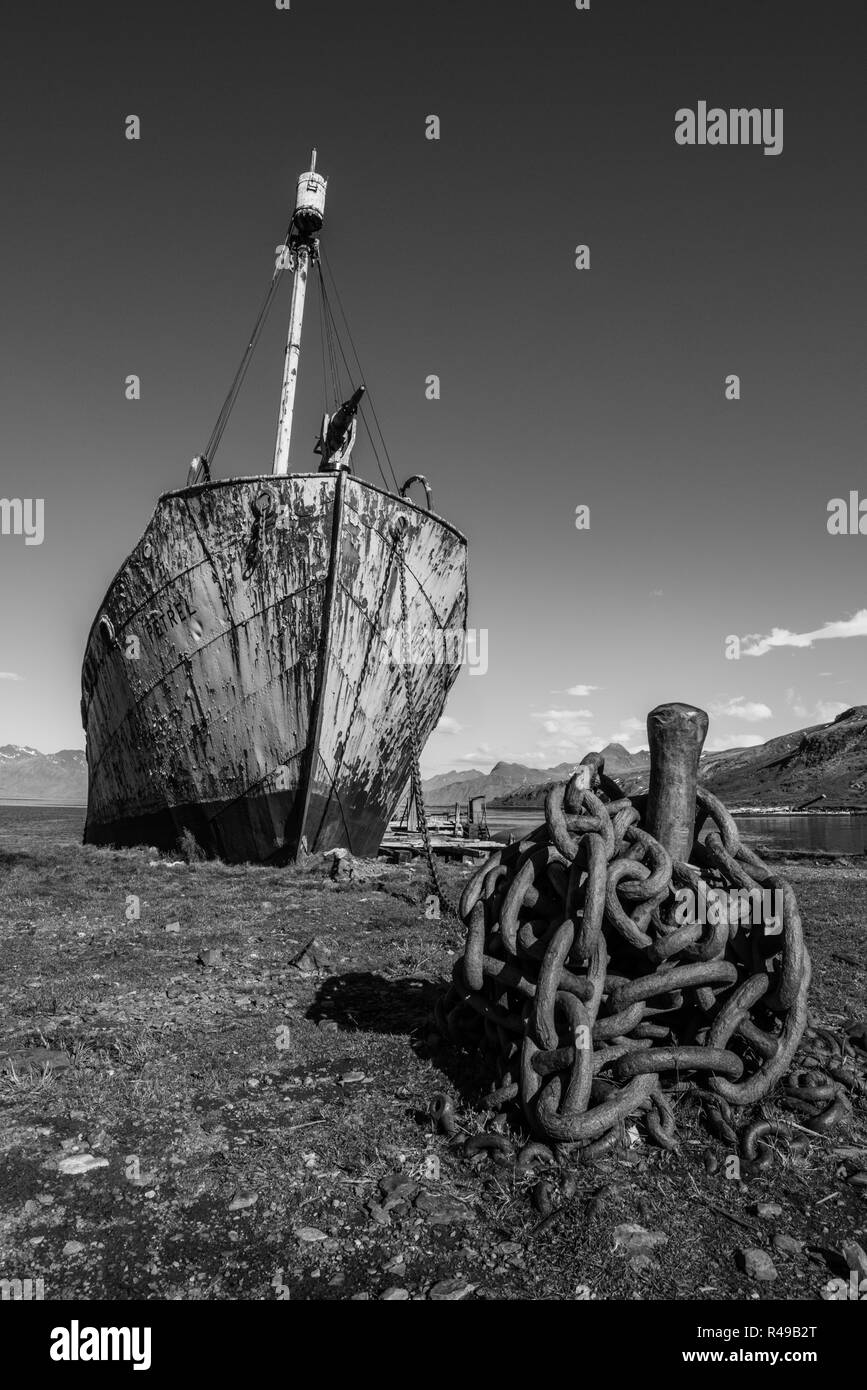 Mono Walfänger mit Harpune neben rostigen Kette Stockfoto