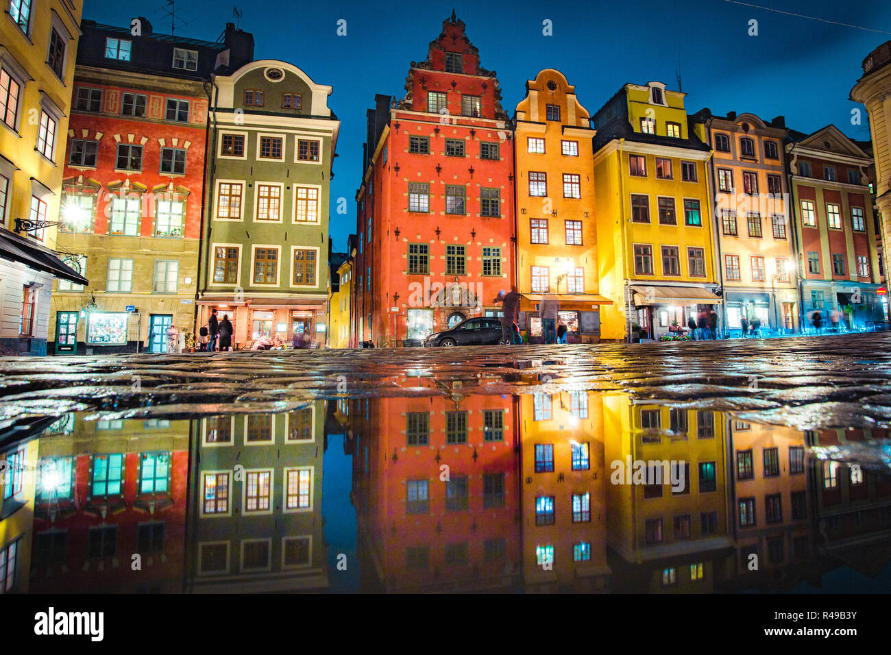 Klassische Ansicht der bunten Häusern an der berühmten stortorget Stadtplatz in der Stockholmer Altstadt Gamla Stan (Altstadt) in einer Pfütze in der Nacht widerspiegelt, Centra Stockfoto