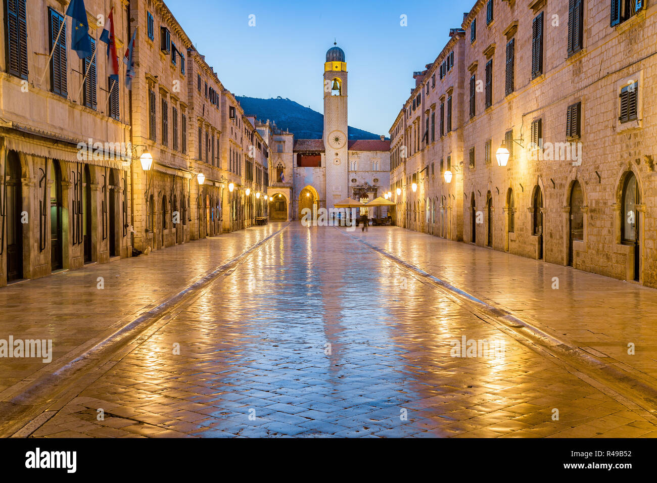 Klassische Panoramablick auf den berühmten Stradun, die Hauptstraße der Altstadt von Dubrovnik, in schöner Morgendämmerung vor Sonnenaufgang in der Morgendämmerung, Kroatien Stockfoto