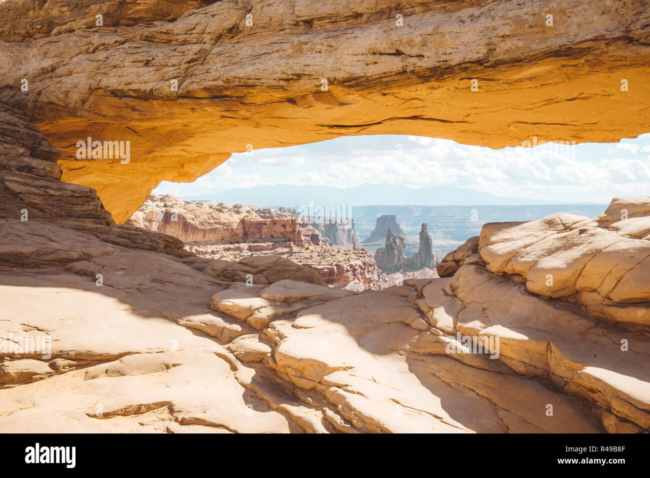 Klassische Ansicht des berühmten Mesa Arch, Symbol des amerikanischen Südwestens, beleuchtet im malerischen goldenen Morgenlicht bei Sonnenaufgang an einem schönen Tag im Sommer Stockfoto