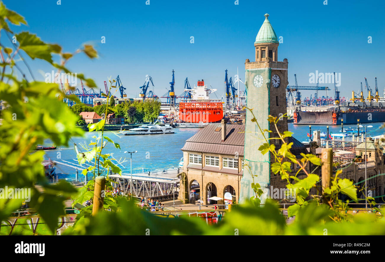 Schönen Blick auf die berühmte Hamburger Landungsbrücken mit kommerziellen Hafen und Elbe mit blauem Himmel und Wolken im Sommer, St. Pauli, Hamb Stockfoto