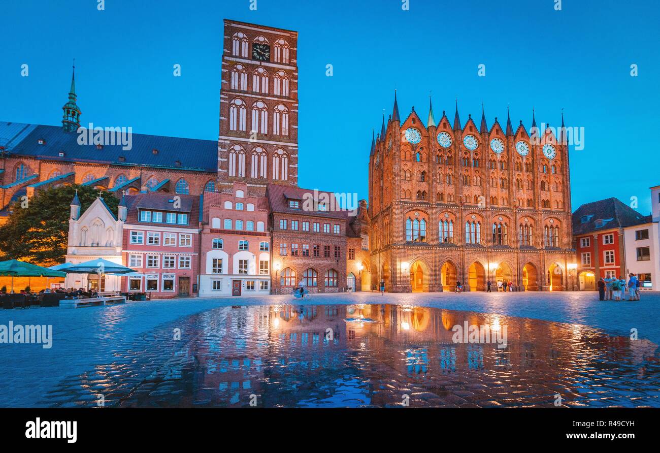 Klassische Dämmerung Blick auf die Hansestadt Stralsund während der Blauen Stunde in der Dämmerung, Mecklenburg-Vorpommern, Deutschland Stockfoto