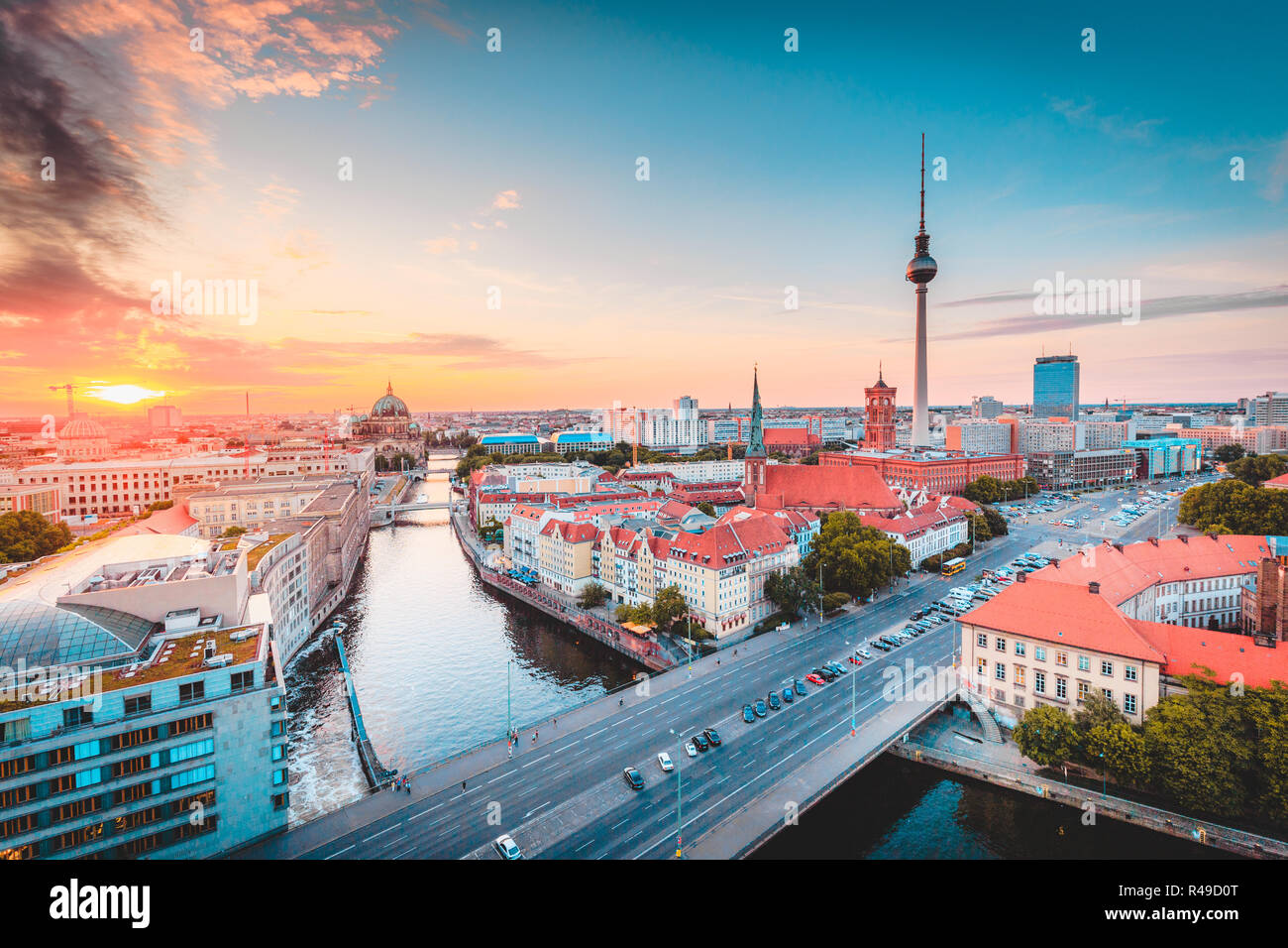 Klassische Ansicht der Berliner Skyline mit berühmten Fernsehturm und Spree in wunderschönen goldenen Abendlicht bei Sonnenuntergang, zentrale Berlin Mitte, Deutschland Stockfoto