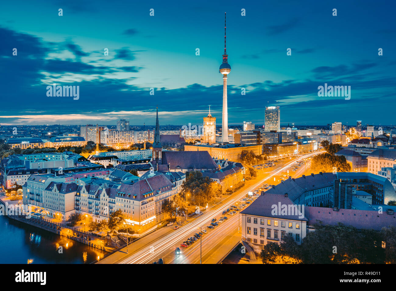 Klassische Ansicht der Berliner Skyline mit berühmten Fernsehturm und Spree in wunderschönen goldenen Abendlicht bei Dämmerung, zentrale Berlin Mitte, Deutschland Stockfoto