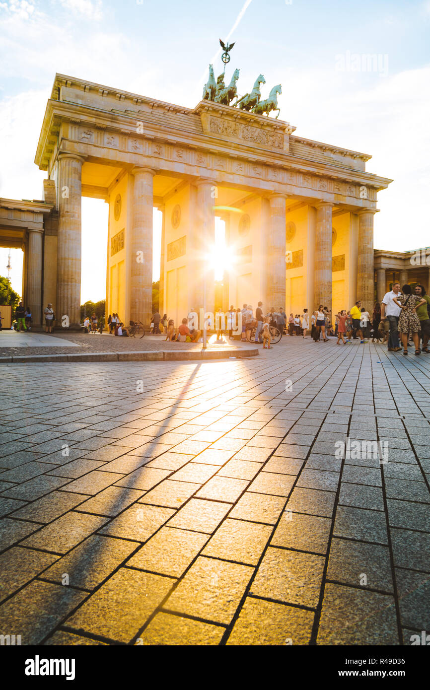 BERLIN - DEUTSCHLAND - Juli 27, 2015: Brandenburger Tor, einem der bekanntesten Wahrzeichen und nationale Symbole in Deutschland, wunderschöne goldene Abendlicht Stockfoto