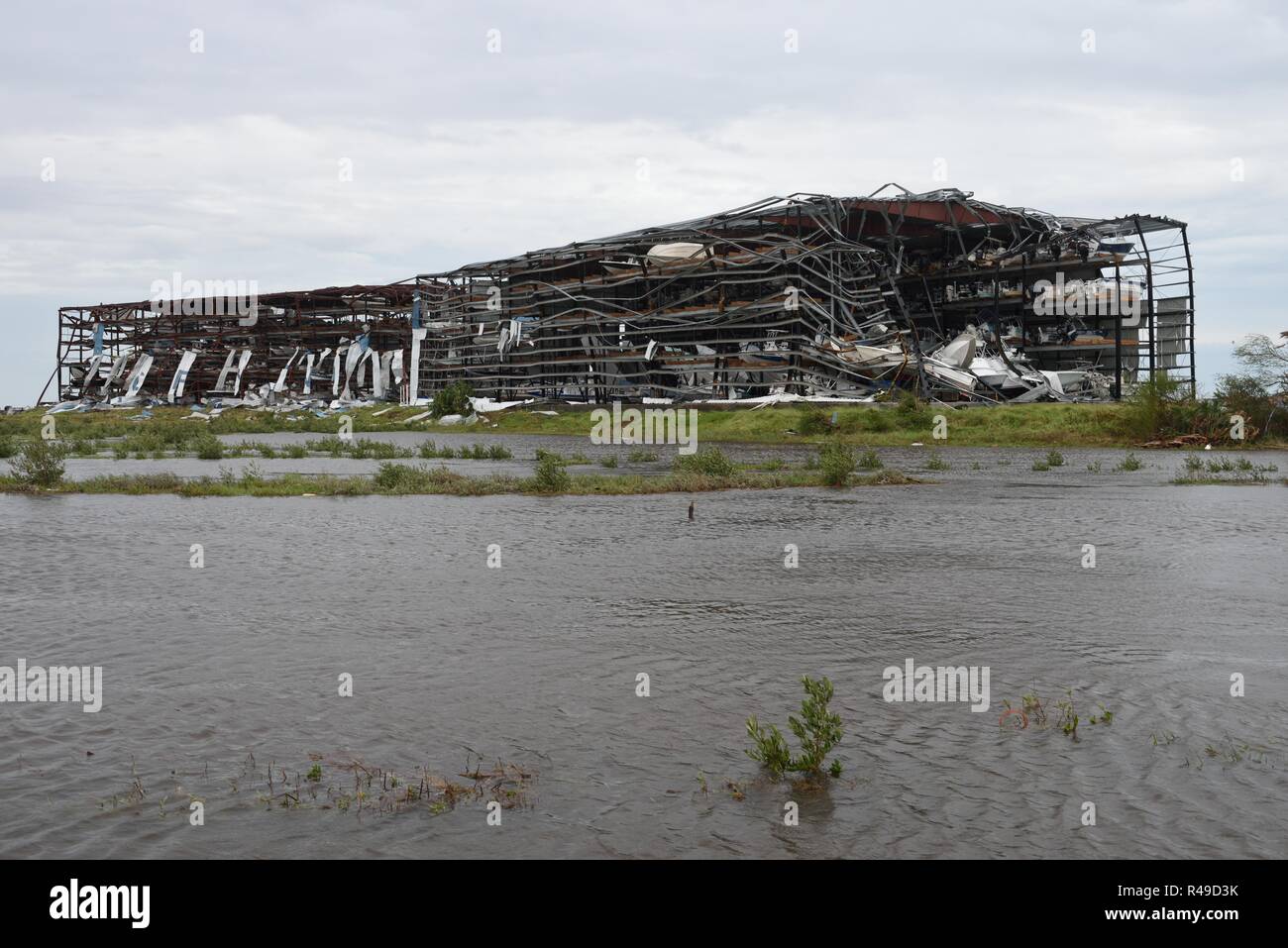 Ende August Hurrikan 2017 Harvey, großen Wind Beschädigung und Zerstörung zu Boot Storage Stahl Gebäude in Rockport, Texas/USA. Stockfoto