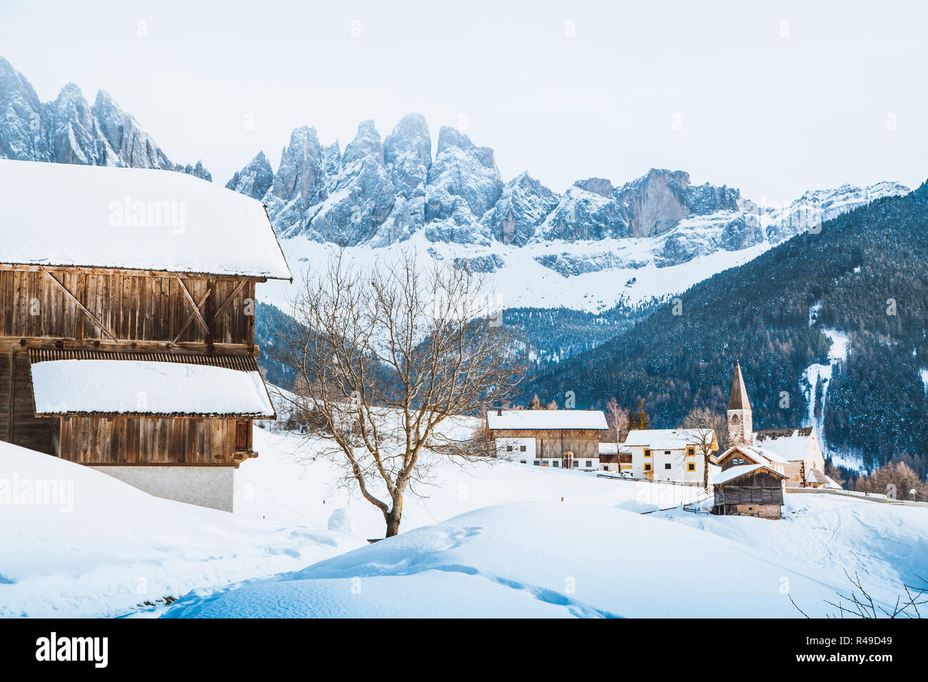 Classic Panorama der Dolomiten Bergspitzen mit dem historischen Dorf Val di Funes auf einem malerischen Tag im Winter, Südtirol, Italien Stockfoto