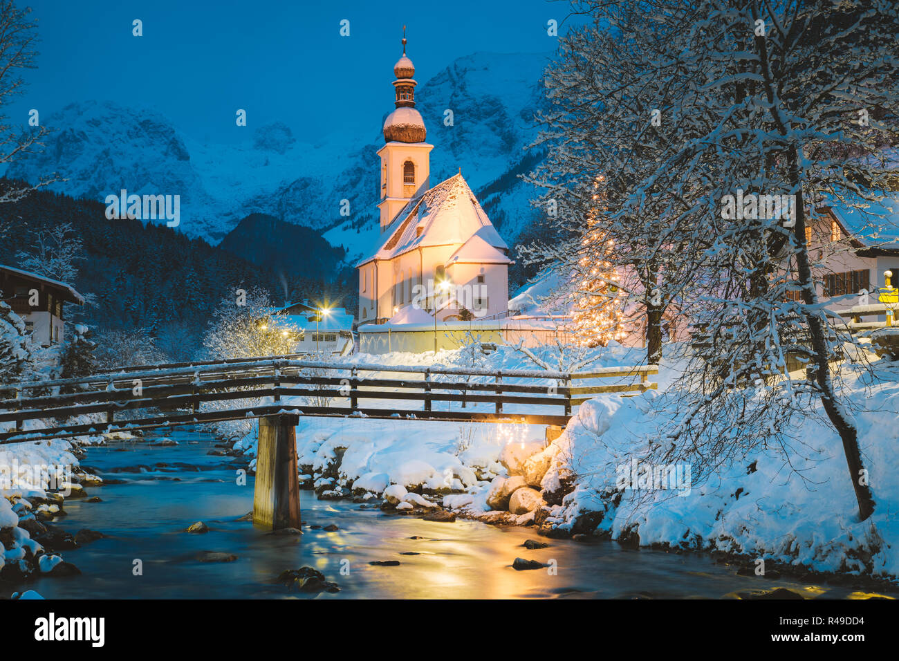 Dämmerung Blick auf Sankt Sebastian Wallfahrtskirche mit Weihnachtsbaum während der Blauen Stunde in der Dämmerung im Winter, Ramsau, Bayern, Deutschland Stockfoto