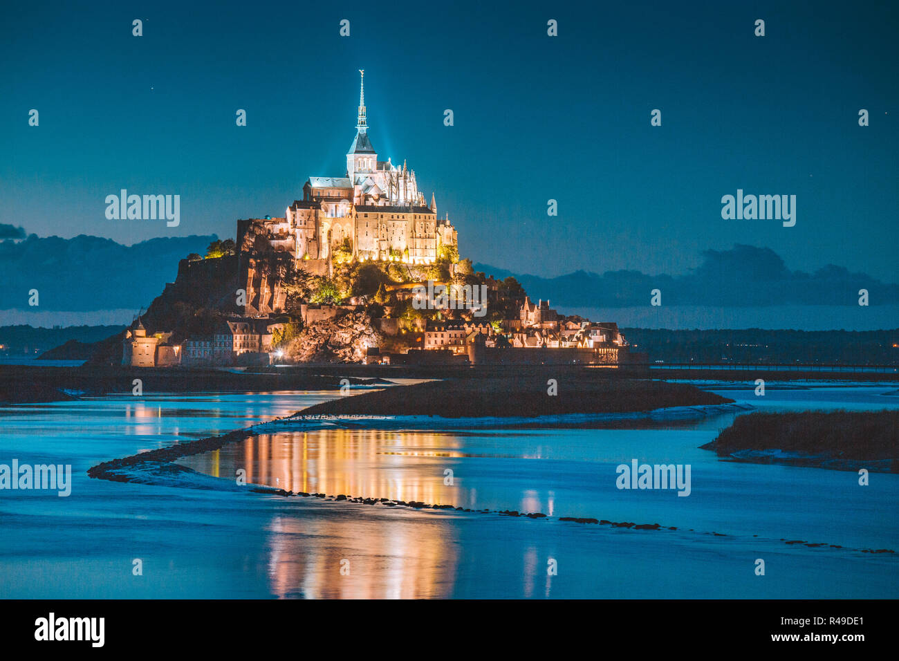 Klassische Ansicht des berühmten Le Mont Saint-Michel-Gezeiten-Insel in schöne Dämmerung während der blauen Stunde bei Dämmerung, Normandie, Nordfrankreich Stockfoto