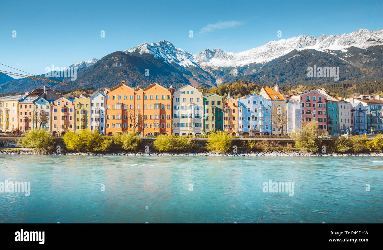Das historische Stadtzentrum von Innsbruck mit bunten Häusern entlang Inn und berühmte österreichische Bergspitzen im Hintergrund, Tirol, Österreich Stockfoto