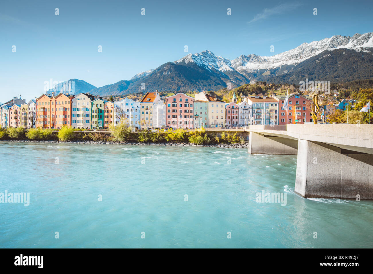 Das historische Stadtzentrum von Innsbruck mit bunten Häusern entlang Inn und berühmte österreichische Bergspitzen im Hintergrund, Tirol, Österreich Stockfoto