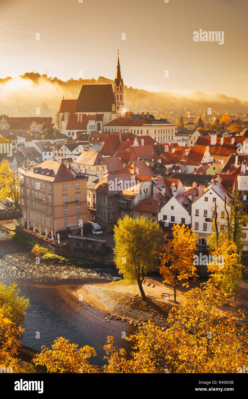 Panoramablick auf die historische Stadt Krumau mit dem berühmten Schloss Cesky Krumlov, UNESCO-Weltkulturerbe seit 1992, in der wunderschönen Golden mo Stockfoto