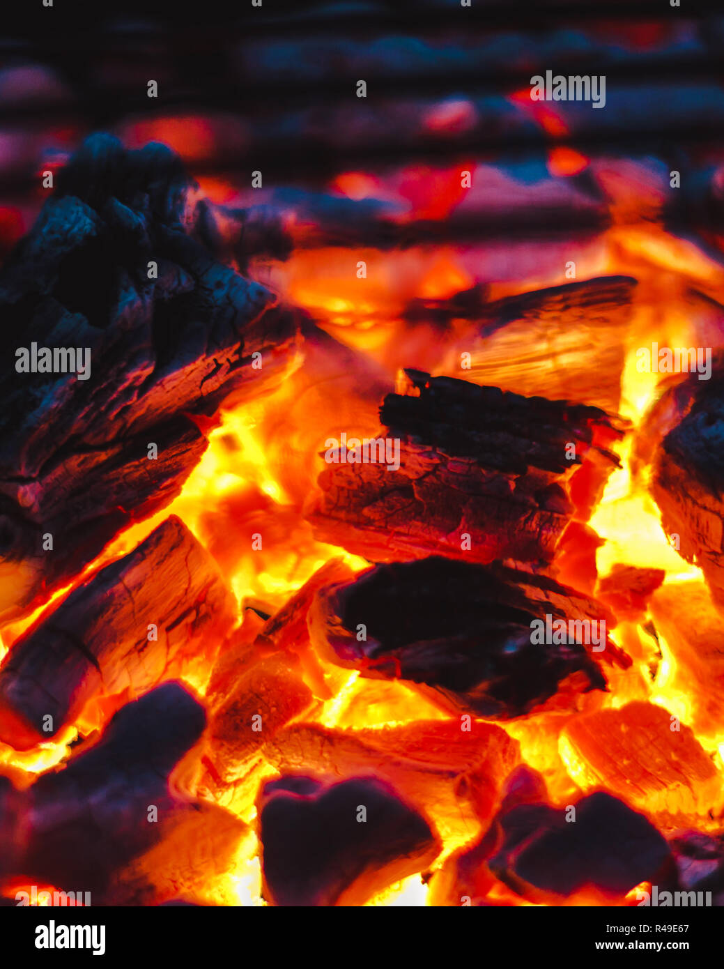 Mit dem feuer spielen Fotos und Bildmaterial in hoher Auflösung Alamy