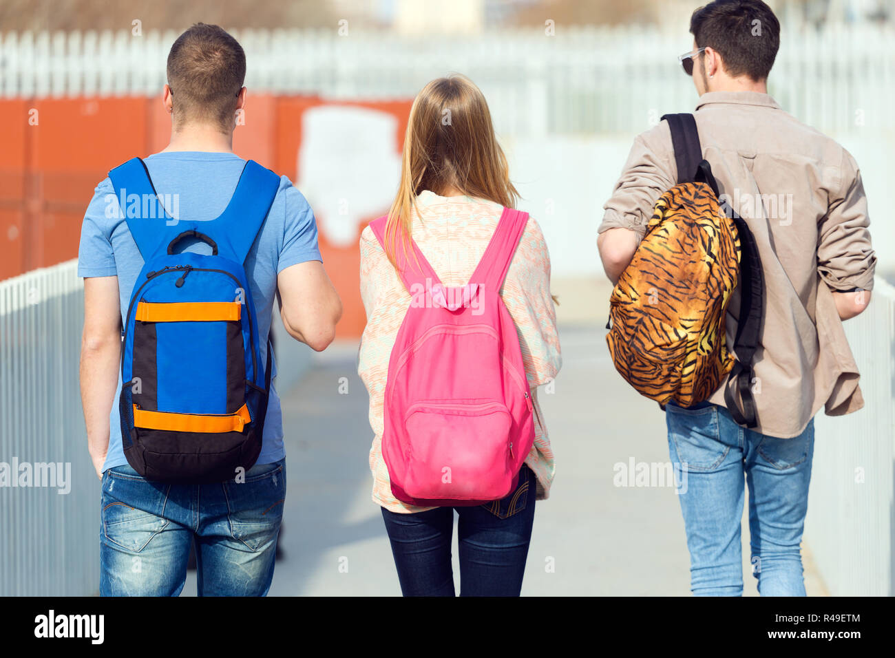 Eine Gruppe von Freunden sprechen, auf der Straße nach Klasse. Stockfoto