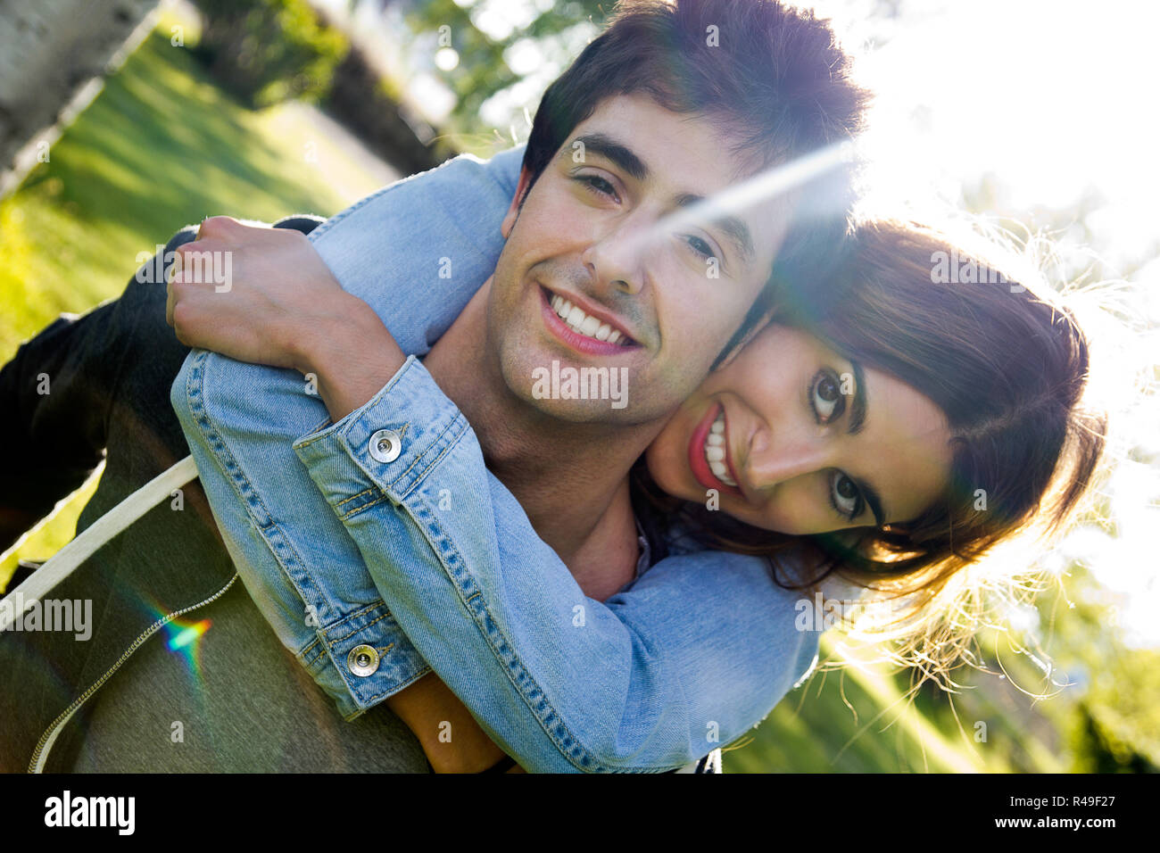 Outdoor Portrait der jungen kaukasischen Paar im Park Stockfoto