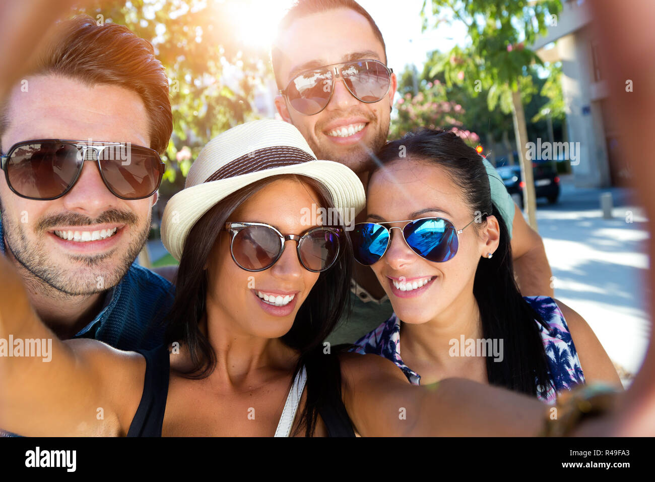 Porträt der Gruppe Freunde, die Bilder mit einem Smartphone. Stockfoto