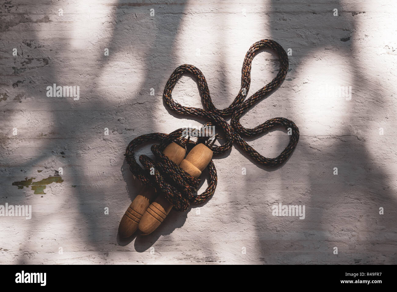Noch immer leben geschossen von Seil springen oder Springseil auf grunge weiß Holz Hintergrund. Stockfoto