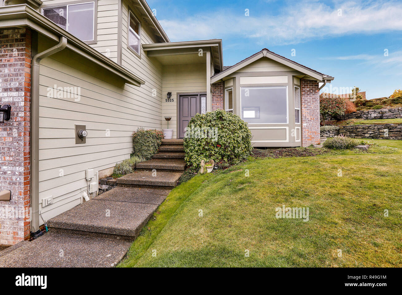 American Northwest winter home Exterieur mit beige Farbe und Ziegel. Stockfoto