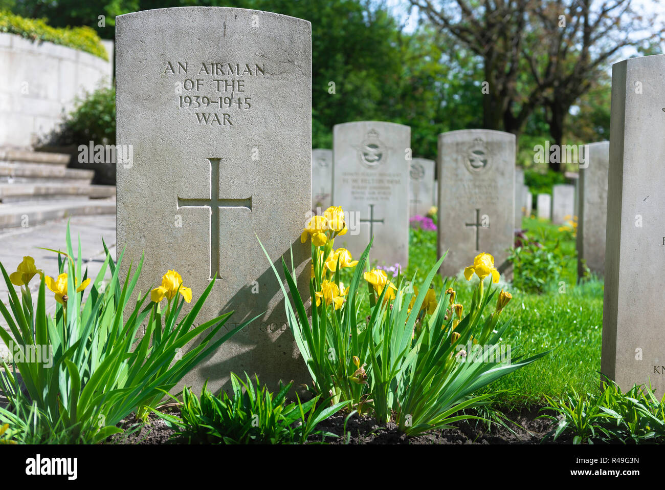 Britische Grab, die Aussicht auf einen gut gepflegten Grabstein eines unbekannten Alliierte Flieger, die in der WK 2, Poznan (Posen) Garnisonsfriedhof, Polen enthalten. Stockfoto