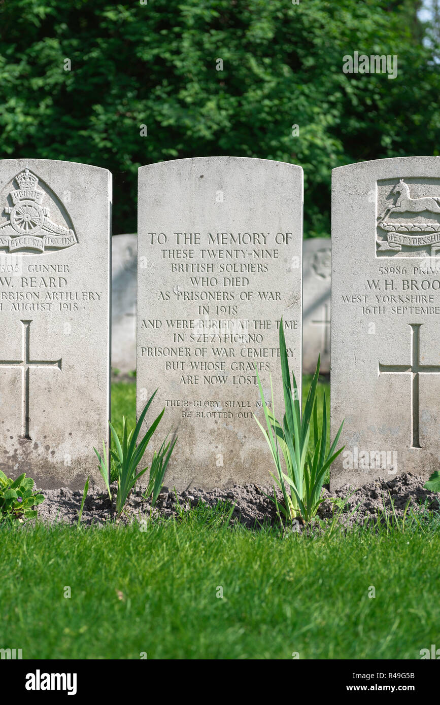 British Commonwealth Krieg Grab, Grabsteinen kennzeichnen die Gräber von bekannten und unbekannten britischen Soldaten in der Garnison Friedhof in Poznan (Posen), Polen Stockfoto