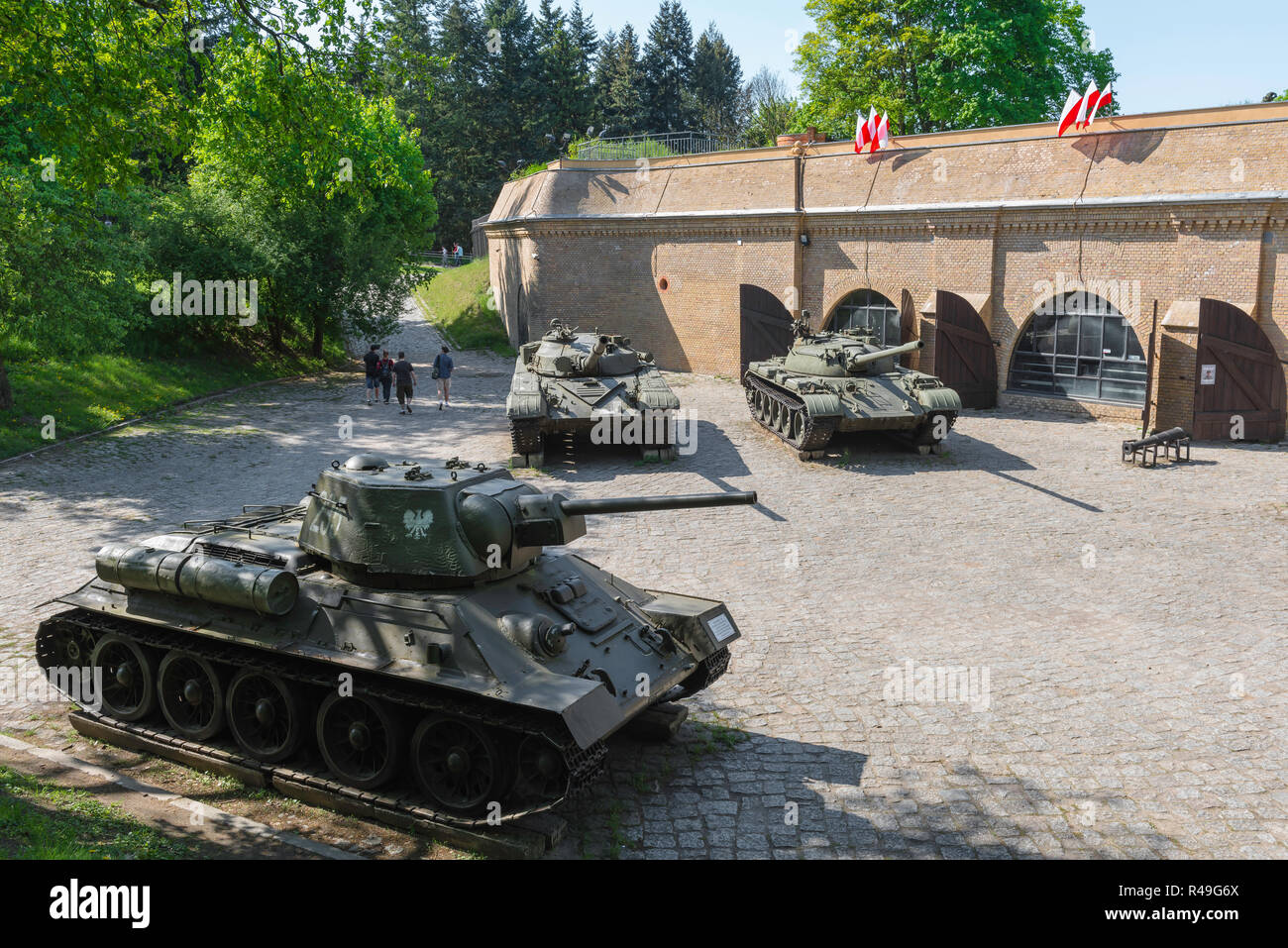 Army Museum Posen, Blick auf die Ära des Kalten Krieges Tanks auf dem Display außerhalb der Armee Museum in der Zitadelle Park in der Stadt Poznan, Polen. Stockfoto