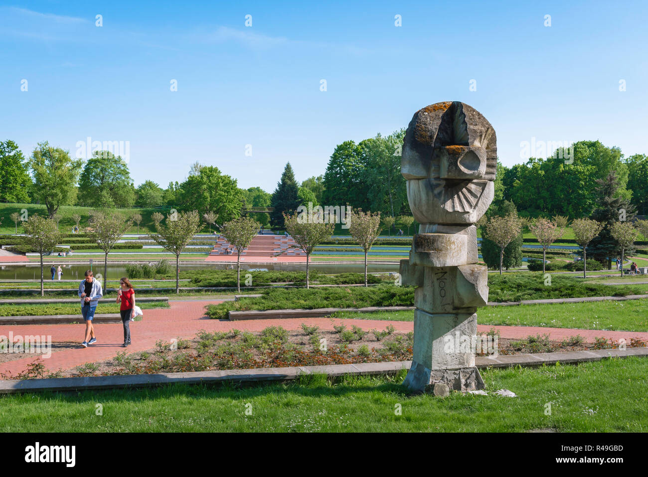 Zitadelle Park Poznan, Blick auf junge Menschen zu Fuß durch den Rosengarten (rosarium) Zitadelle Park (cytadela) in der Stadt Poznan, Polen. Stockfoto