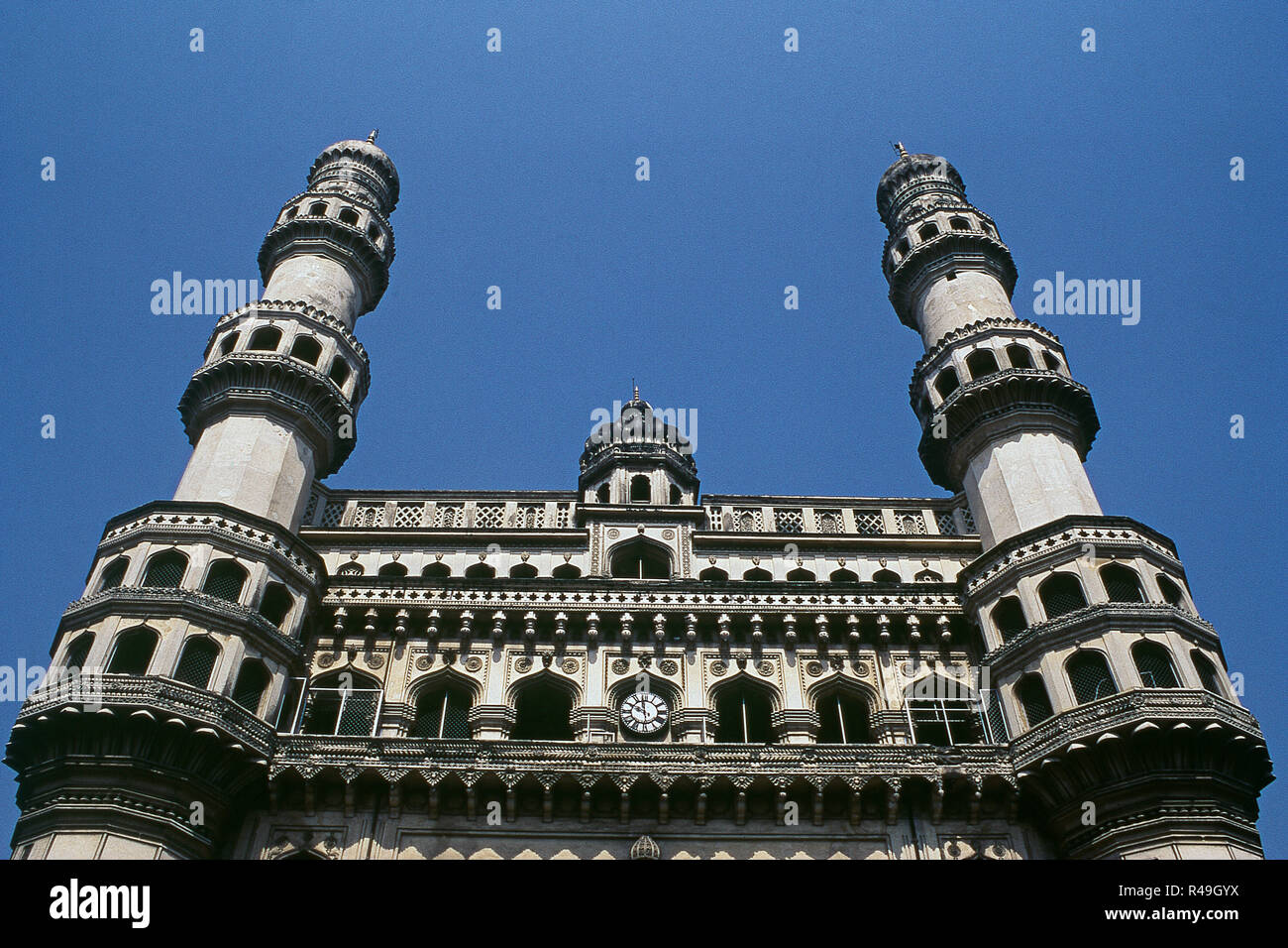Low Angle View der Charminar, Hyderabad, Andhra Pradesh, Indien, Asien Stockfoto
