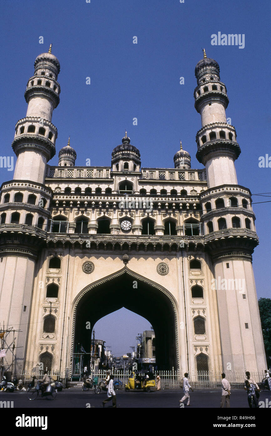 Low Angle View der Charminar, Hyderabad, Andhra Pradesh, Indien, Asien Stockfoto