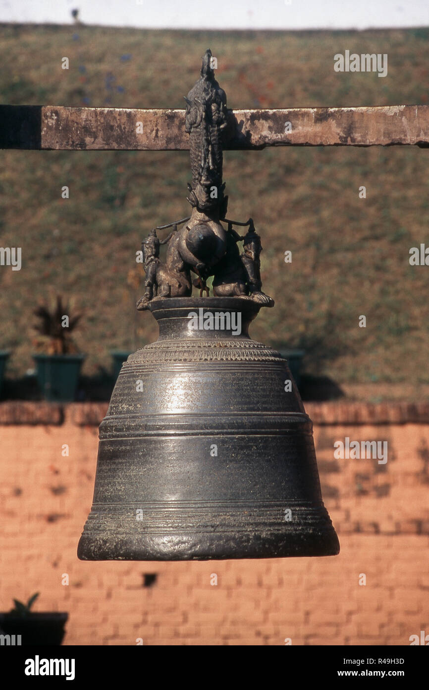 Riesige messing Glocke an Mahabodhi Tempel, Bodh Gaya, Bihar, Indien, Asien Stockfoto