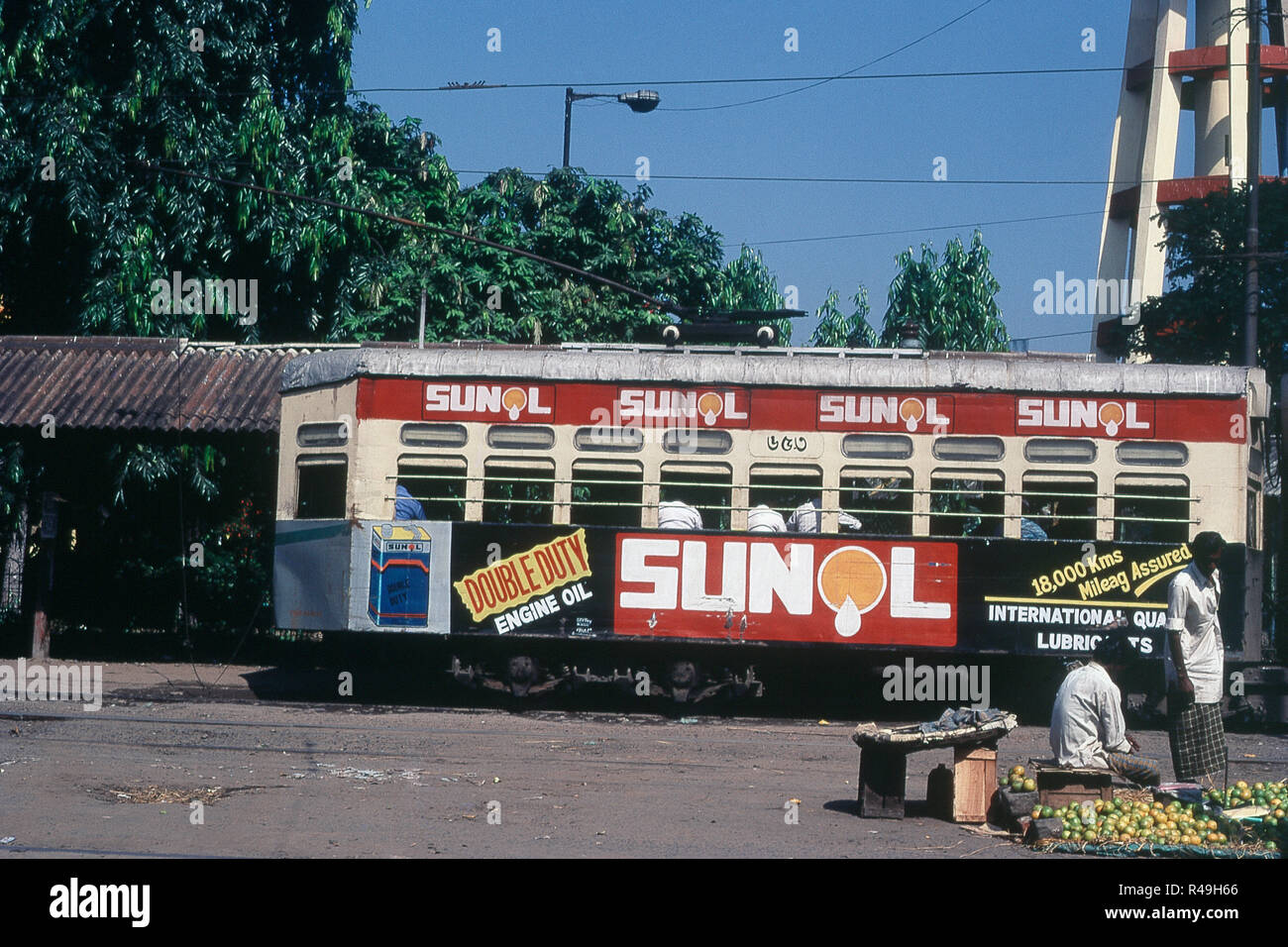 Straßenbahn und Früchte Verkäufer, Esplanade, Kolkata, West Bengal, Indien, Asien Stockfoto