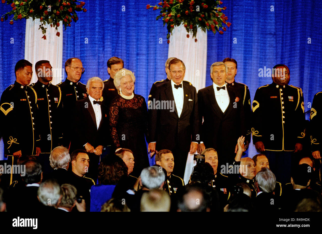 Präsidenten der Vereinigten Staaten George H.W. Bush und die erste Dame Barbara Bush Vorbereiten des American Film Institute (AFI) Gala in Washington, DC am 26. September 1989 zu verlassen. Jack Valenti, Präsident der Motion Picture Association of America (MPAA), wird dargestellt, unmittelbar links von Frau Bush. Credit: Ron Sachs/CNP | Verwendung weltweit Stockfoto