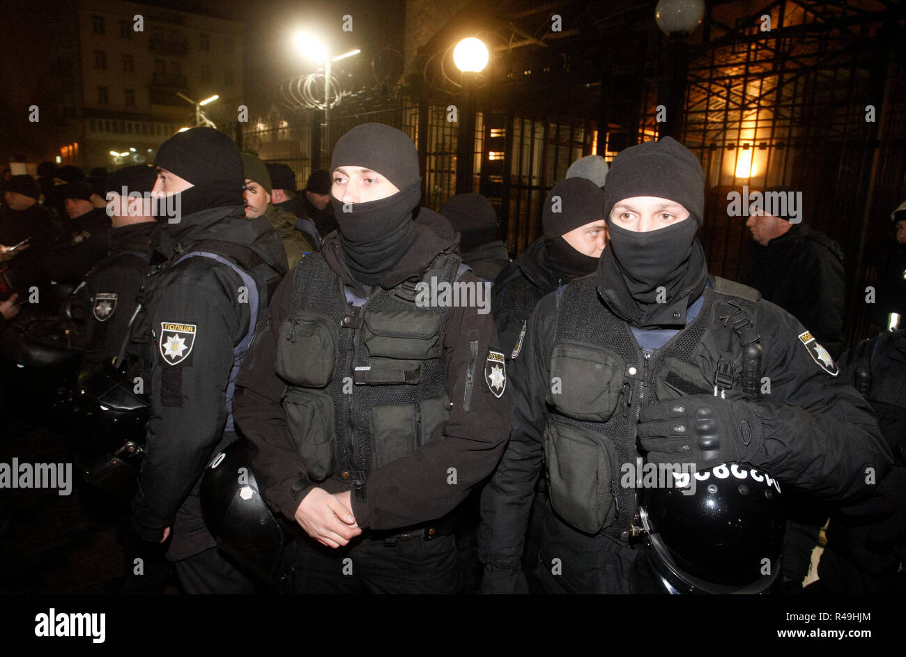 Die Polizei stand Guard während eines Protestes von Aktivisten, nach einem Zwischenfall im Schwarzen Meer in der Nähe der Krim im Anhang durch Russland, in dem drei ukrainischen Marineschiffe von einer russischen Grenzschutz Schiffe beschlagnahmt wurden, vor der Botschaft Russlands in Kiew. Die russische Küstenwache eröffneten das Feuer auf und legten die drei Schiffe der Ukraine am 25. November, zwei Besatzungsmitglieder, Nach einer angespannten Konfrontation im Schwarzen Meer in der Nähe von der Krim, wie lokale Medien berichteten. Stockfoto