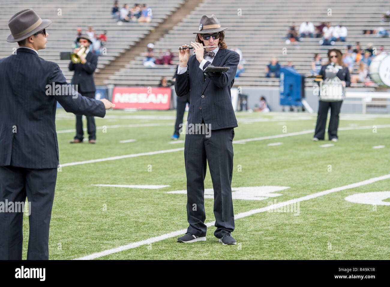 Houston, TX, USA. 24 Nov, 2018. Den Reis Eulen band, auch als der Mob bekannt, führt zur Halbzeit der NCAA Football Spiel zwischen der alten Herrschaft Monarchen und den Reis Eulen am Rice Stadium in Houston, TX. Reis gewann das Spiel vom 27. bis 13. Trask Smith/CSM/Alamy leben Nachrichten Stockfoto