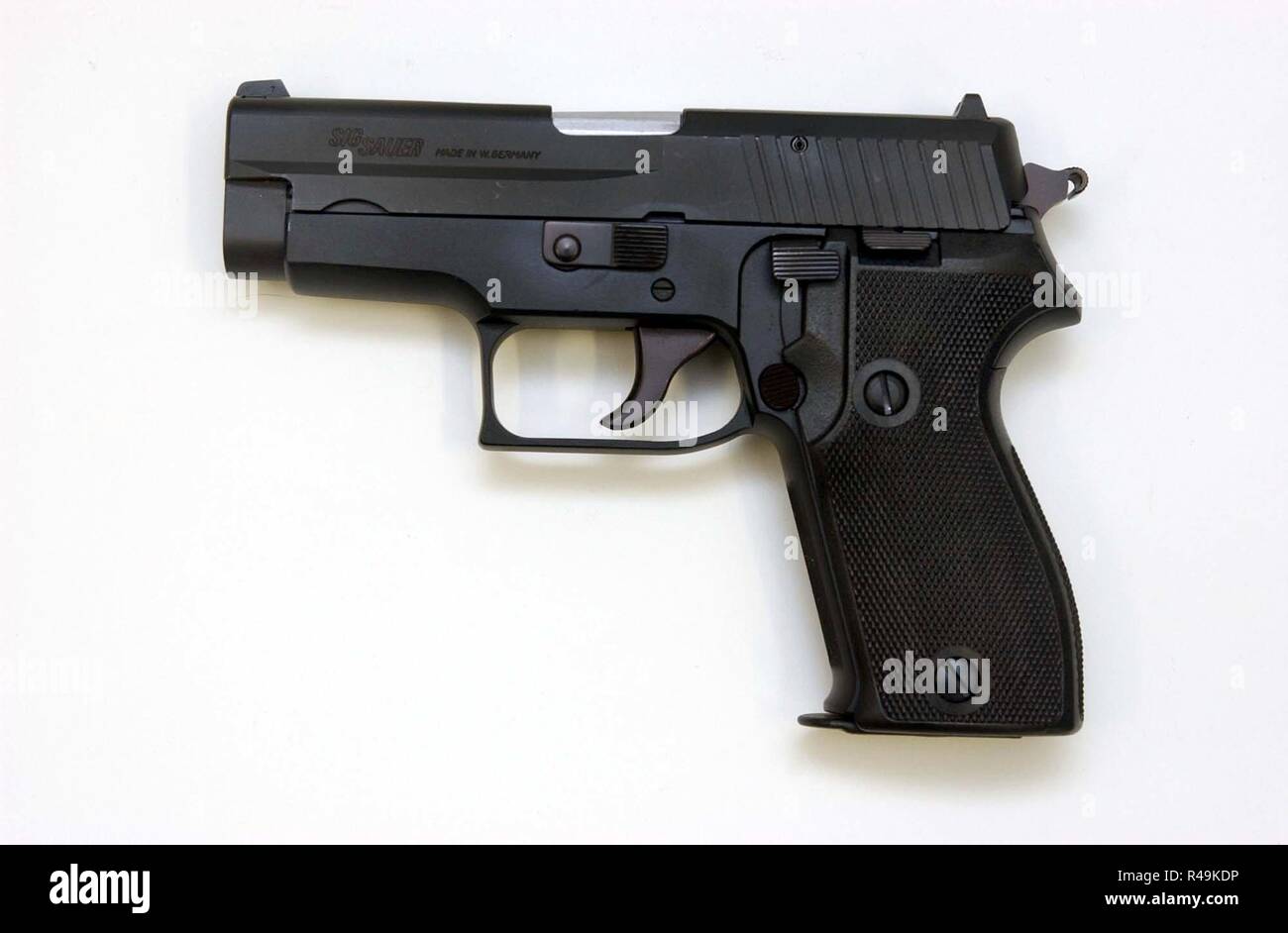 Hamburg. 30 Apr, 2003. Polizei Pistole P-6 von sig-sauer aus deutscher Produktion Kaliber 9mm Luger, am 30. April aufgezeichnet 2003 in Hamburg. | Verwendung der weltweiten Kredit: dpa/Alamy leben Nachrichten Stockfoto