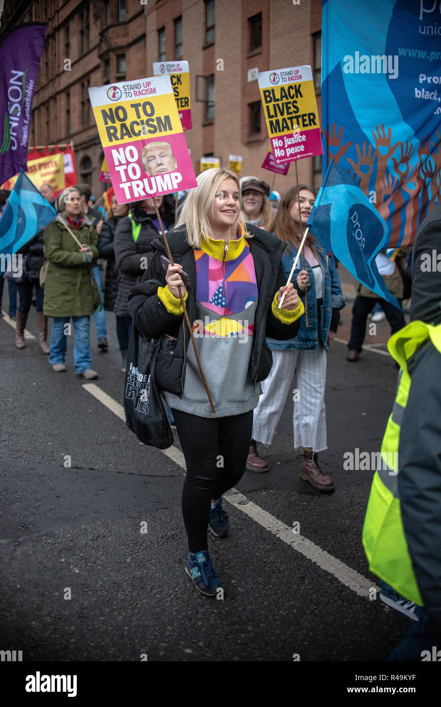 Eine Frau gesehen, die im Besitz einer Anti-rassismus-Plakat und eine Flagge während der Demonstration. Mitglieder der Stand bis zu Rassismus Gruppe hielt einen Protest gegen Rassismus in Glasgow und Aberdeen. Stockfoto