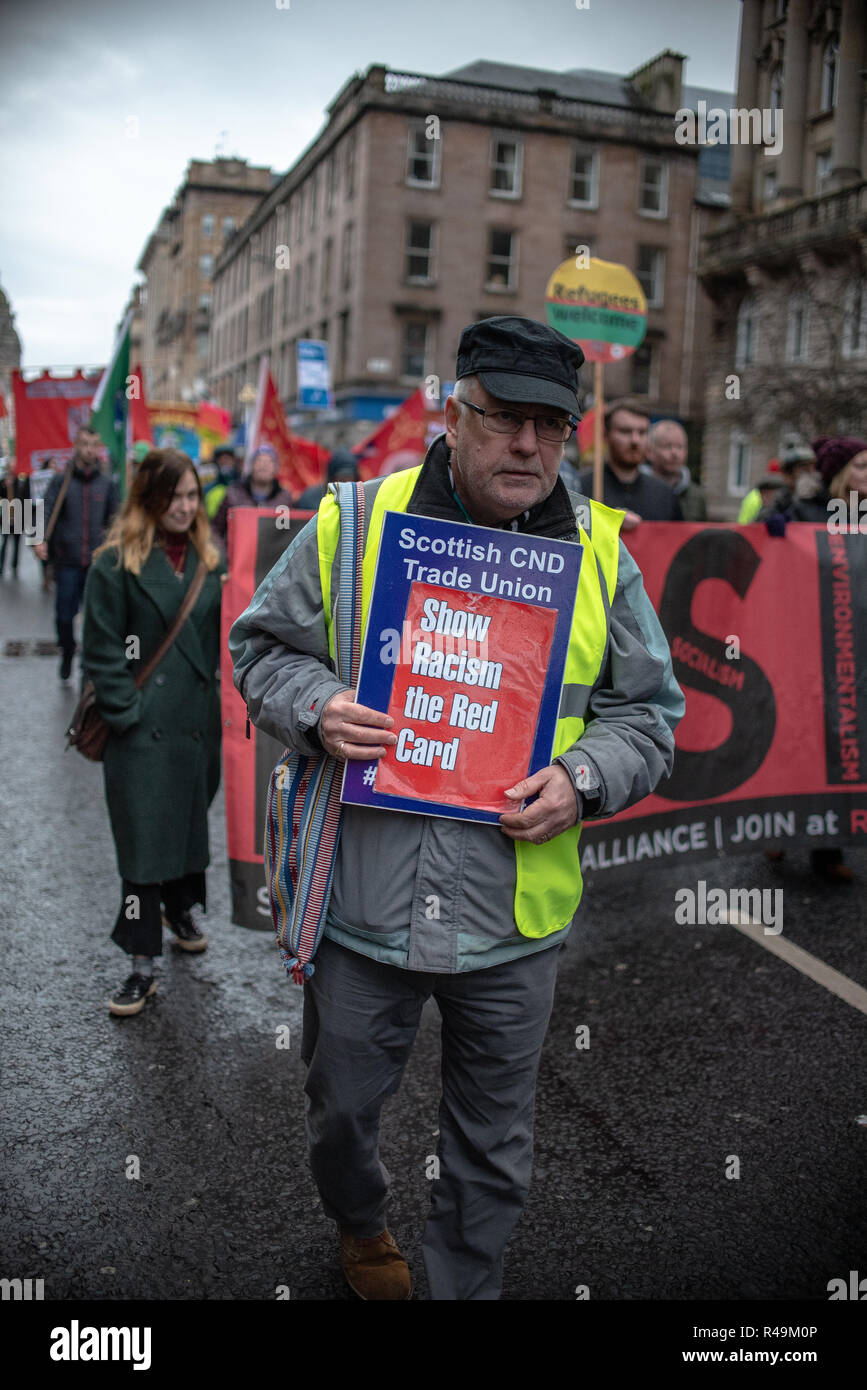 Ein älterer Mann gesehen, die im Besitz einer Anti-rassismus-Plakat während der Demonstration. Mitglieder der Stand bis zu Rassismus Gruppe hielt einen Protest gegen Rassismus in Glasgow und Aberdeen. Stockfoto
